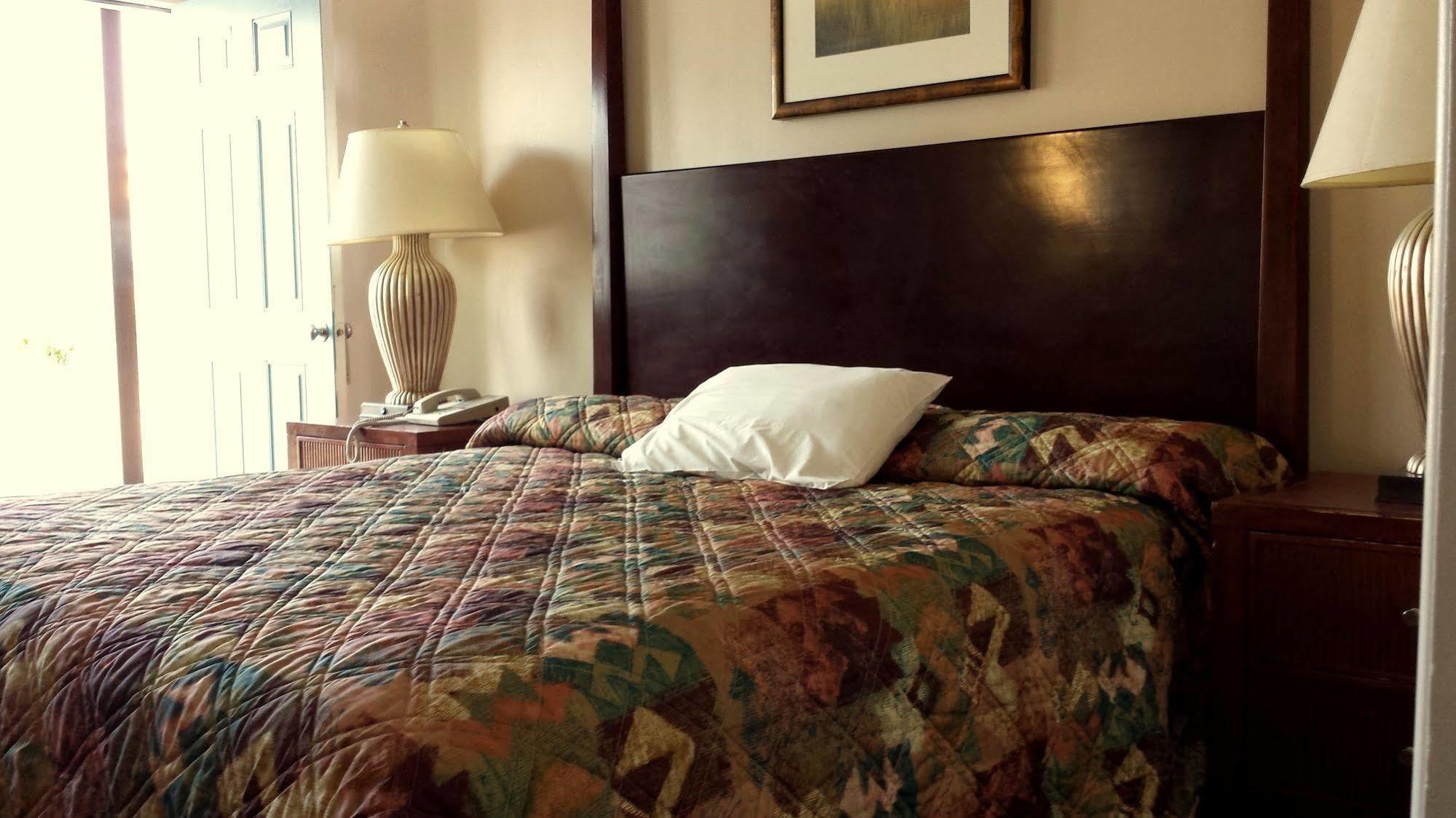 Motel Executive & *