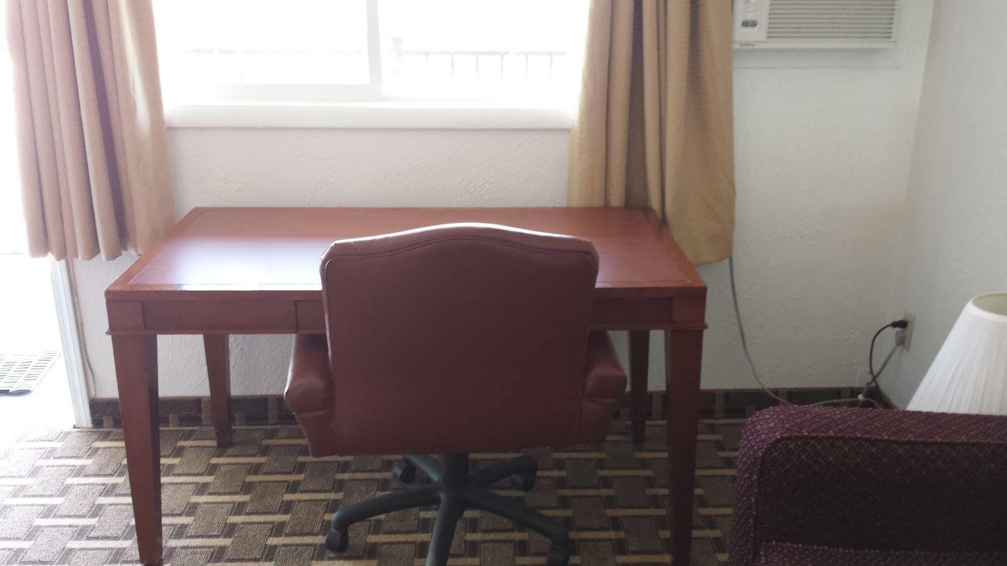 Motel Executive & *